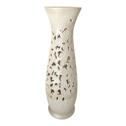 Vaza ceramica alba de podea, model decupat, 65cm